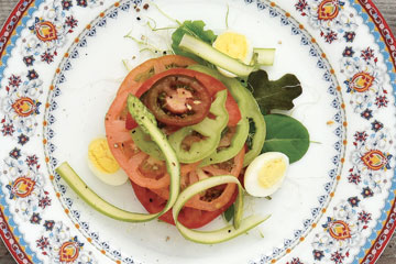 Pomodori multicolore, asparagi e uova